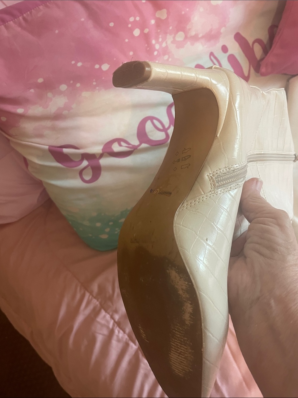 WhiteEmbossed Knee-High Pointed-Toe Boots flawed 8M - Picture 8 of 11